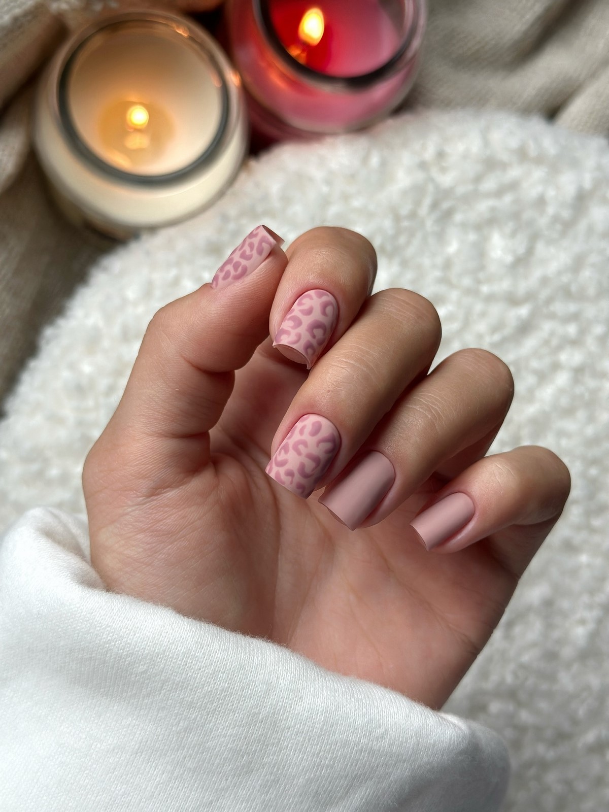 Нюдовий манікюр на короткі нігті: ніжні ідеї, що підкорюють