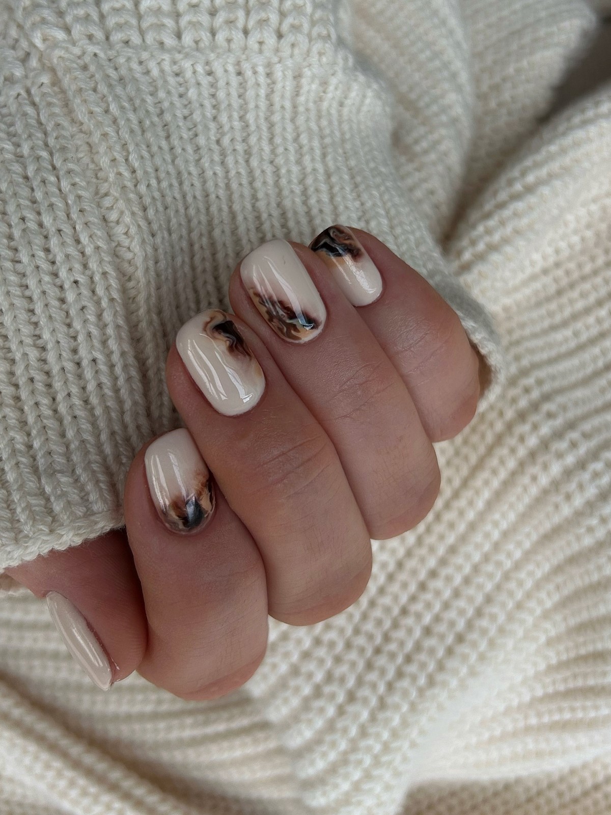 Нюдовий манікюр на короткі нігті: ніжні ідеї, що підкорюють