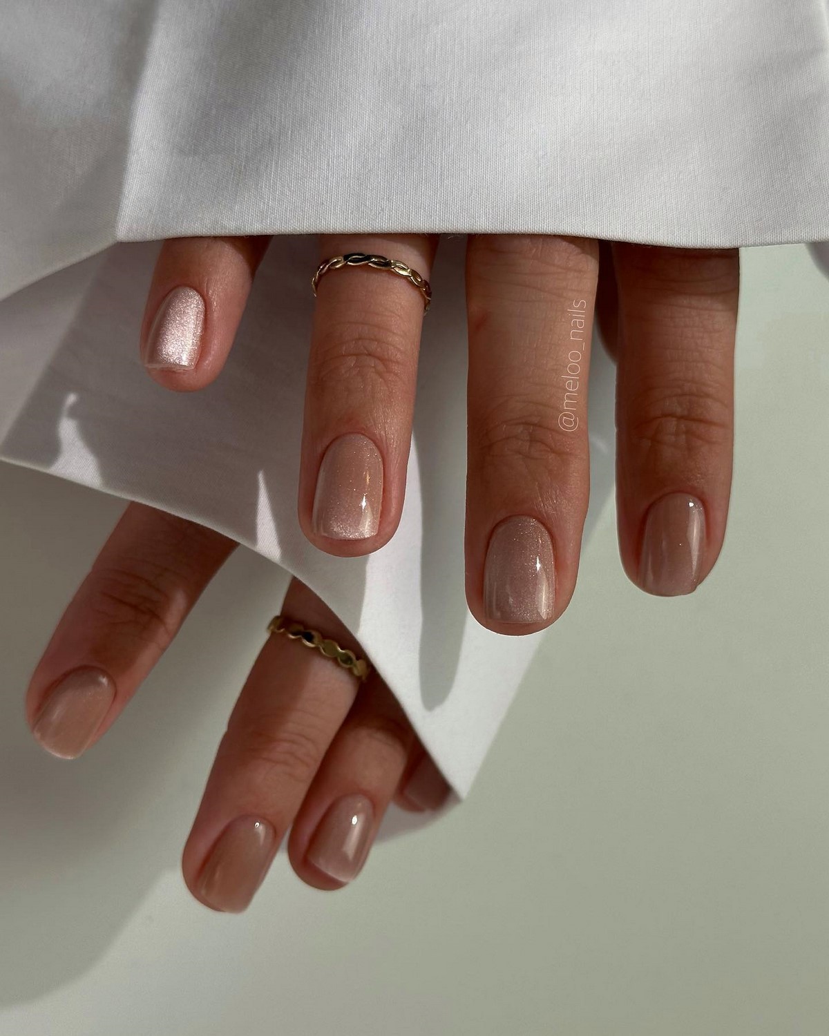 Нюдовий манікюр на короткі нігті: ніжні ідеї, що підкорюють