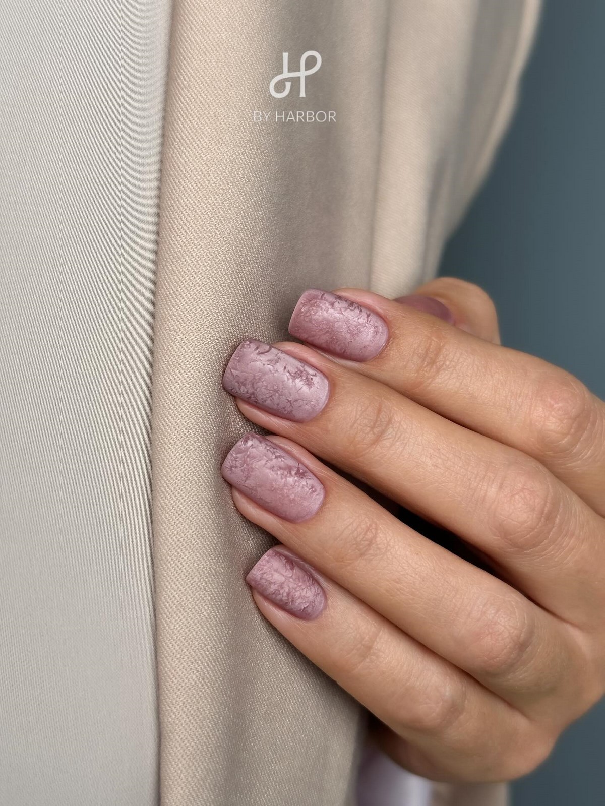 Нюдовий манікюр на короткі нігті: ніжні ідеї, що підкорюють