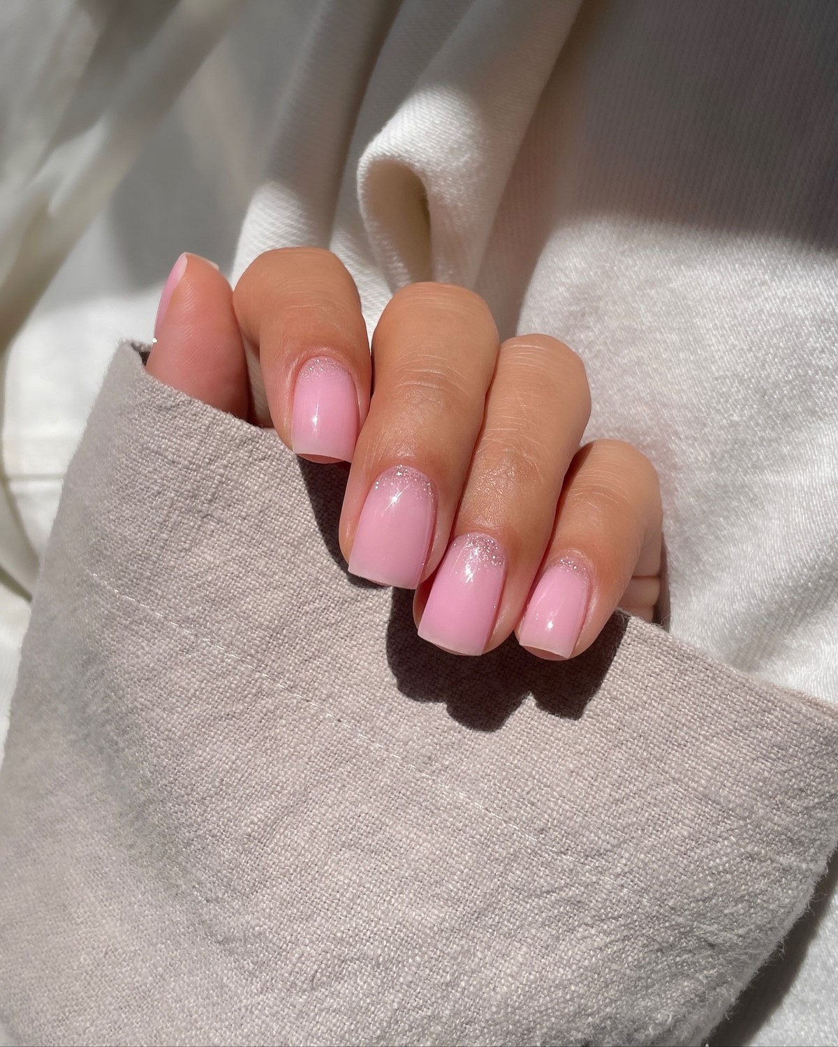 Нюдовий манікюр на короткі нігті: ніжні ідеї, що підкорюють