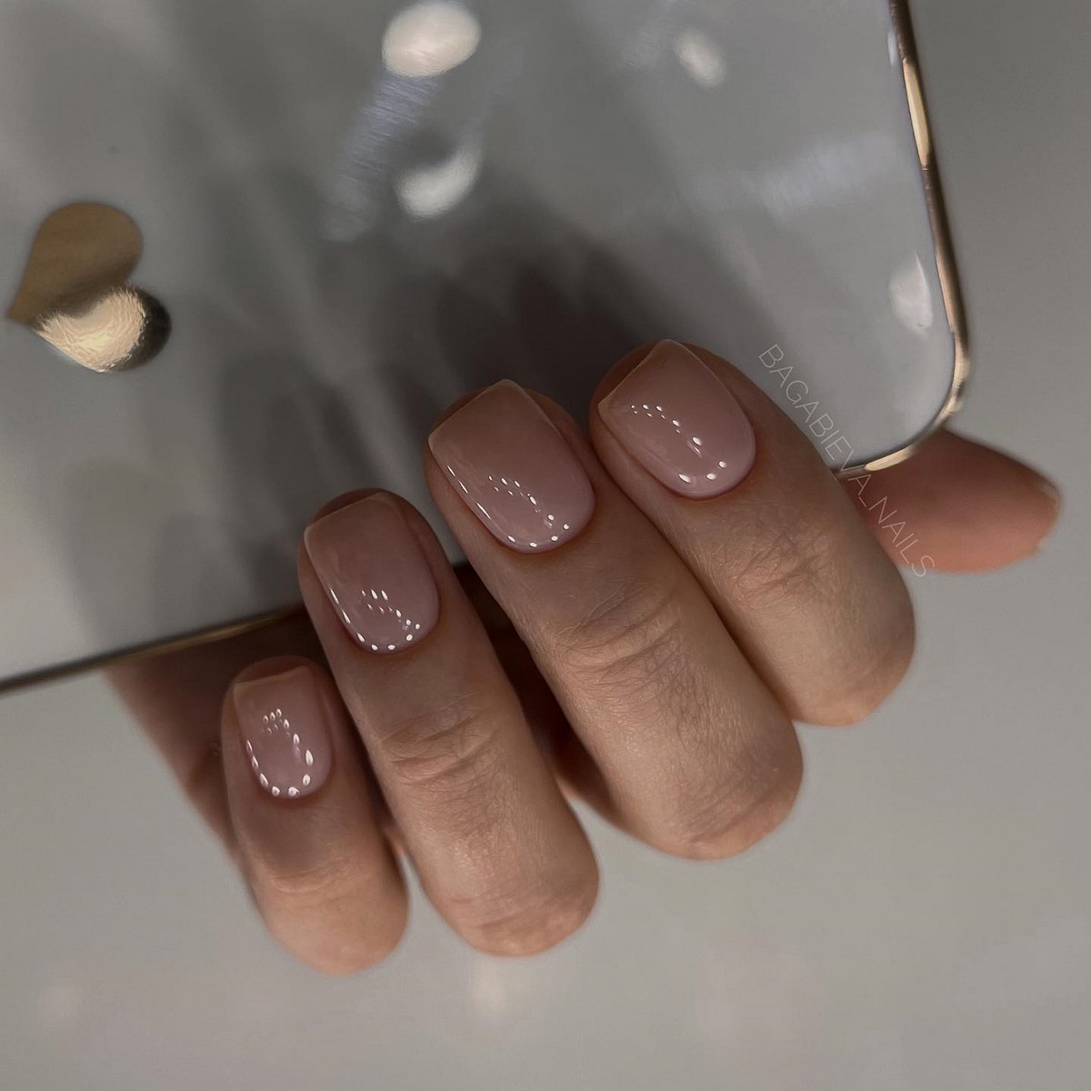 Нюдовий манікюр на короткі нігті: ніжні ідеї, що підкорюють