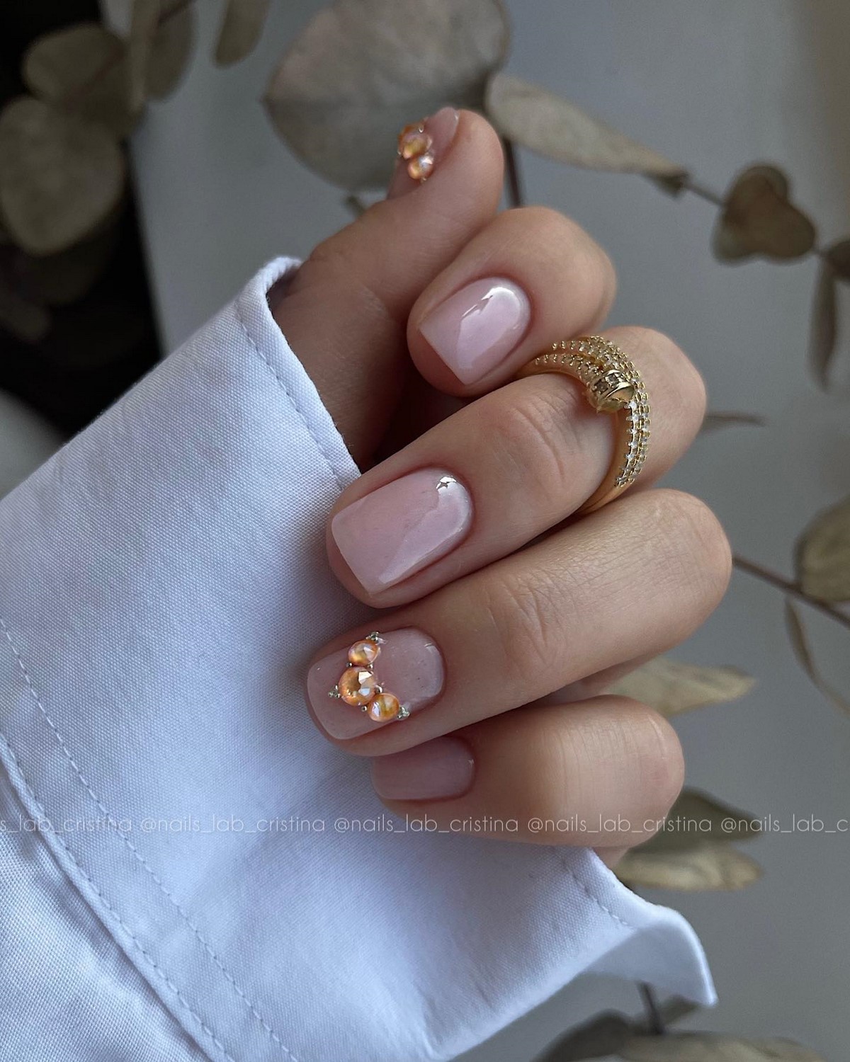 Нюдовий манікюр на короткі нігті: ніжні ідеї, що підкорюють