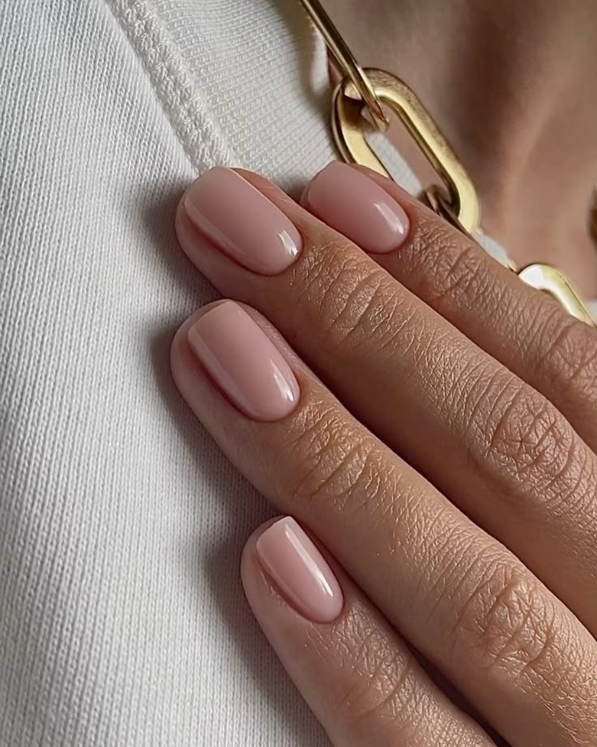 Нюдовий манікюр на короткі нігті: ніжні ідеї, що підкорюють