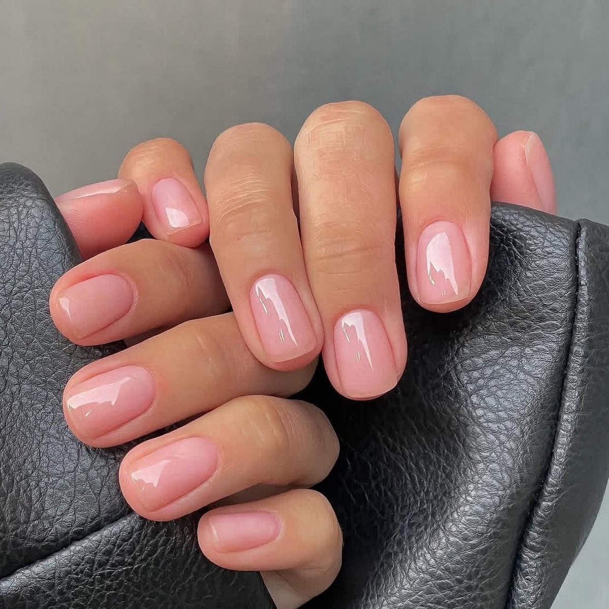 Нюдовий манікюр на короткі нігті: ніжні ідеї, що підкорюють