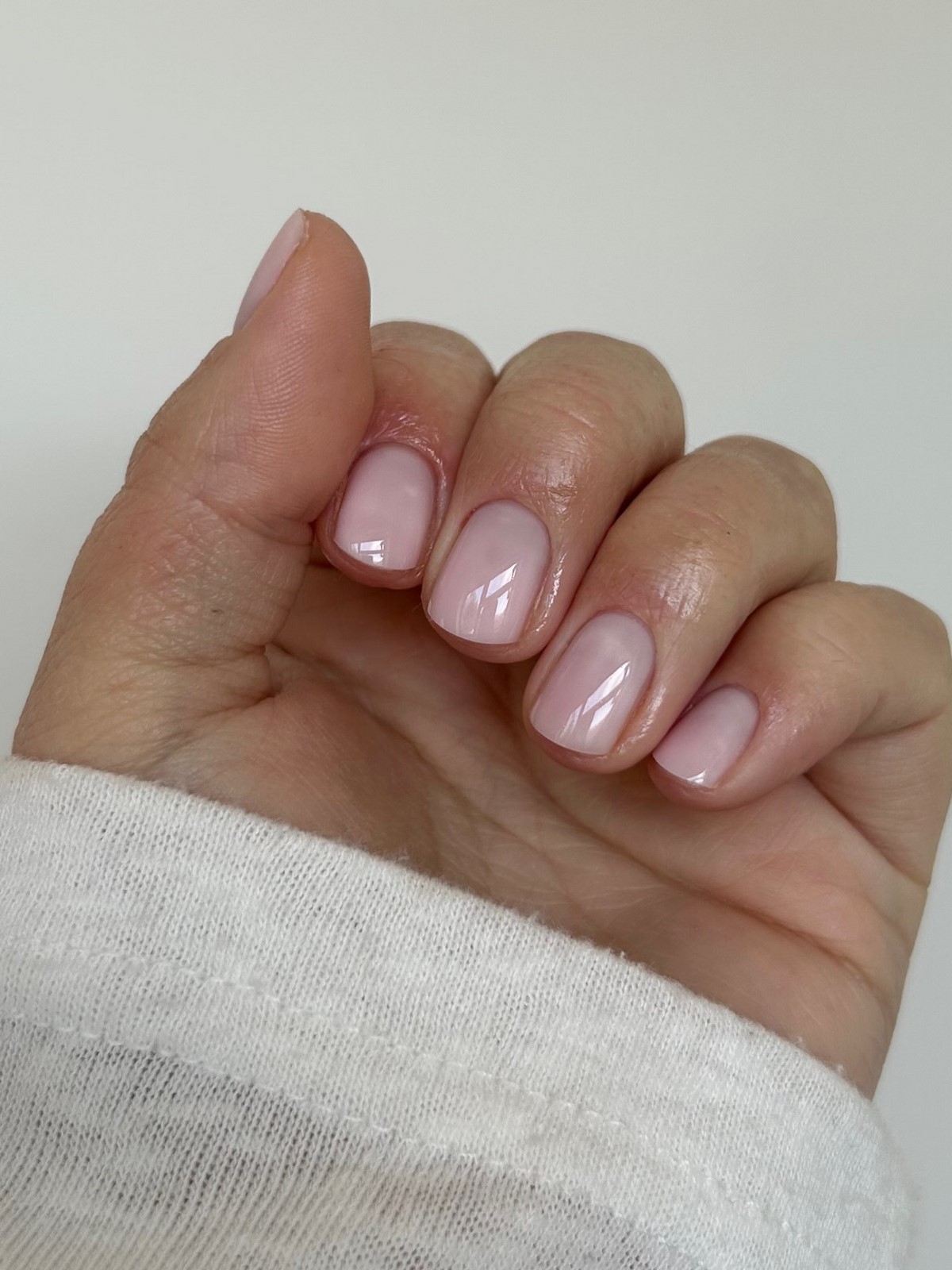 Ніжний манікюр на короткі нігті: ідеї, що виглядають акуратно