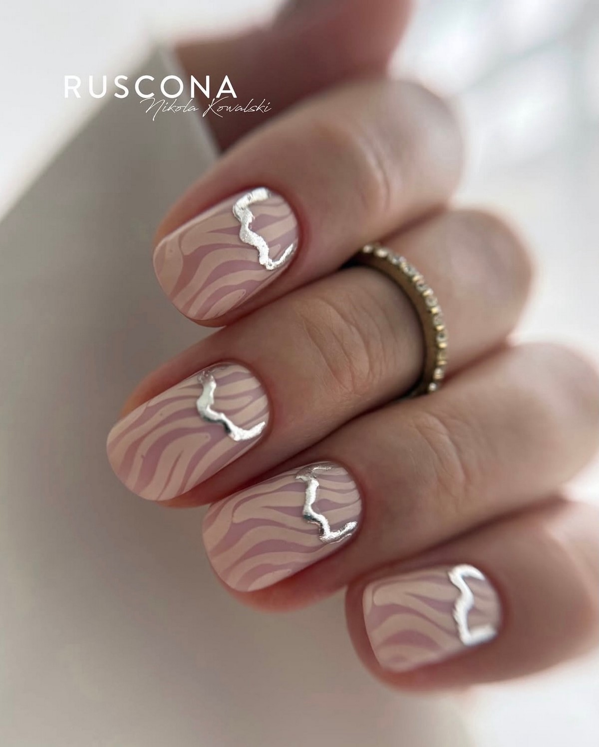 Ніжний манікюр на короткі нігті: ідеї, що виглядають акуратно