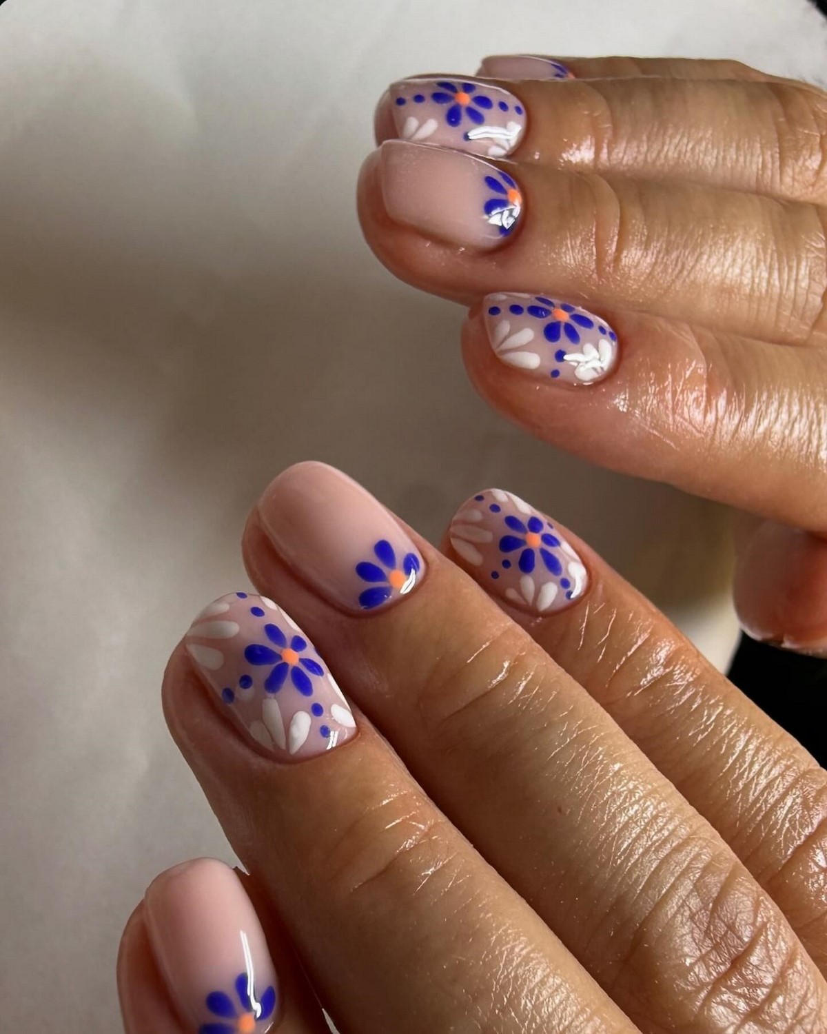 Ніжний манікюр на короткі нігті: ідеї, що виглядають акуратно