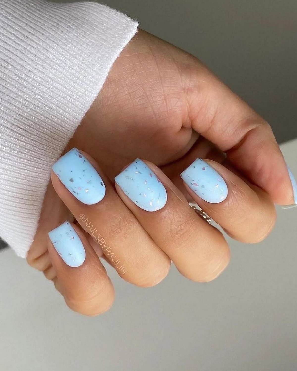 Пастельний манікюр на короткі нігті квітня: тренд ніжності