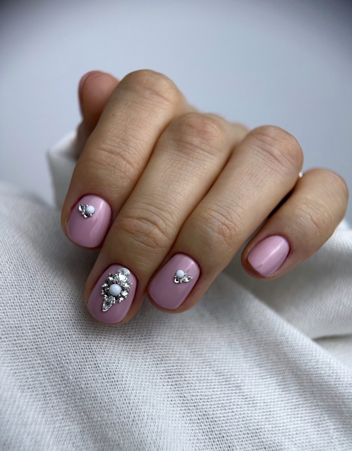 Пастельний манікюр на короткі нігті квітня: тренд ніжності