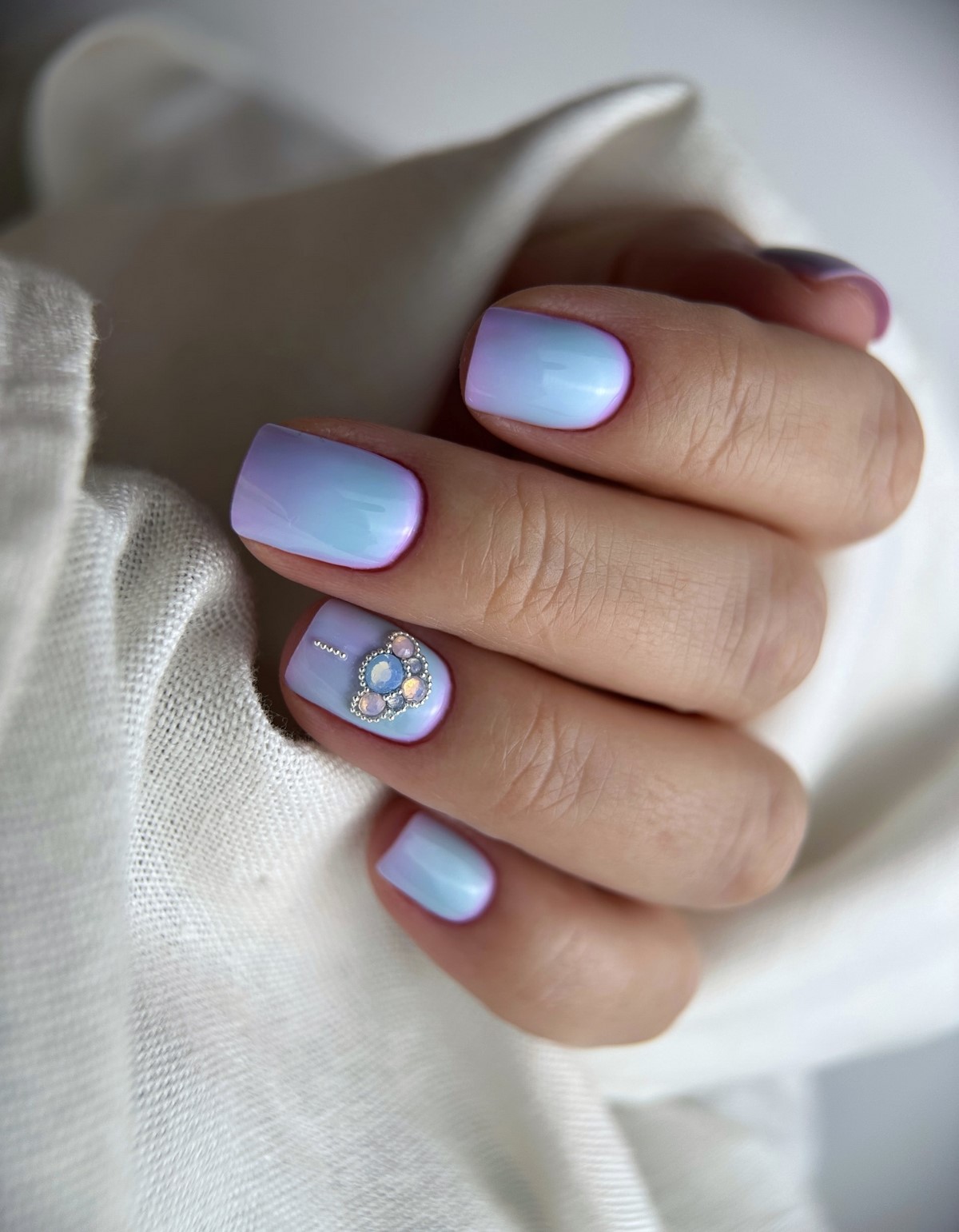 Пастельний манікюр на короткі нігті квітня: тренд ніжності