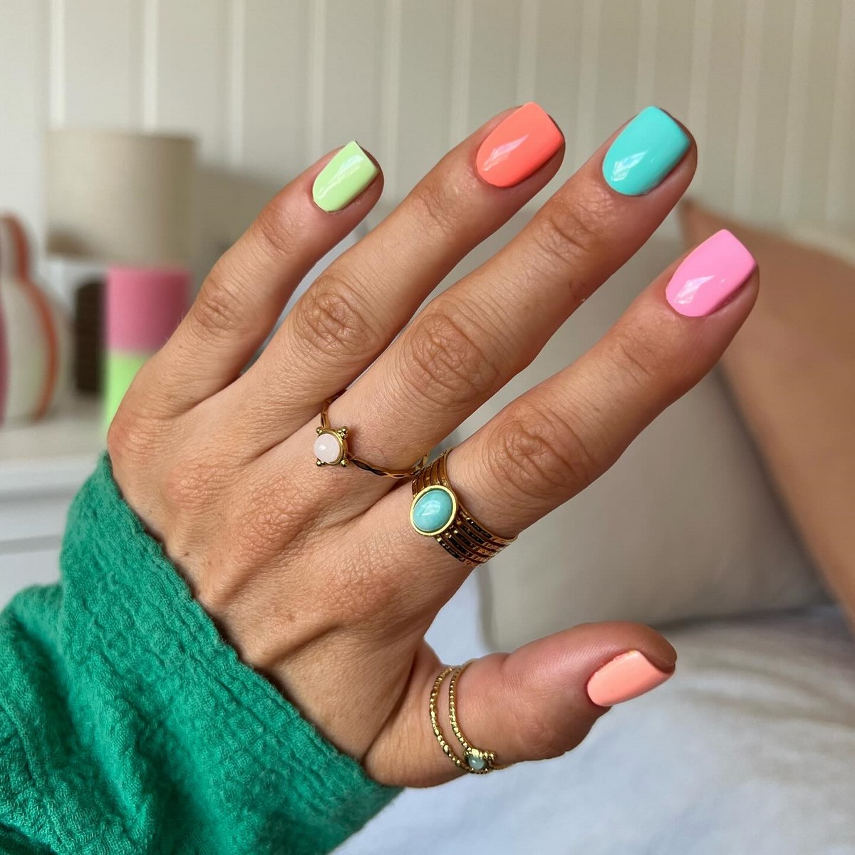 Пастельний манікюр на короткі нігті квітня: тренд ніжності