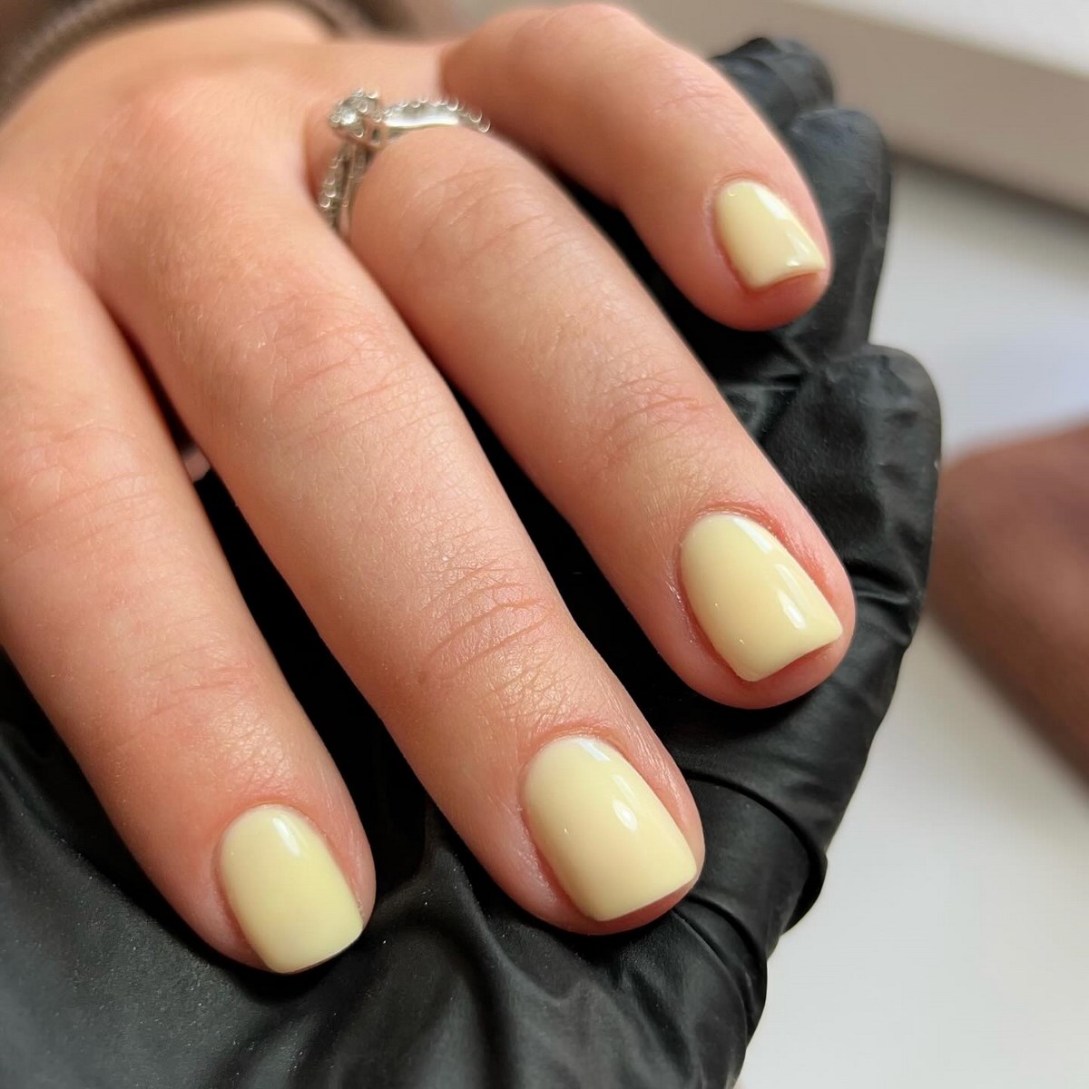 Пастельний манікюр на короткі нігті квітня: тренд ніжності