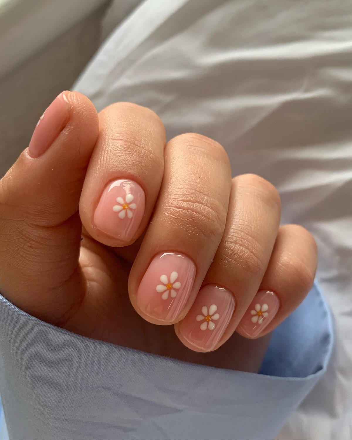 Пастельний манікюр на короткі нігті квітня: тренд ніжності