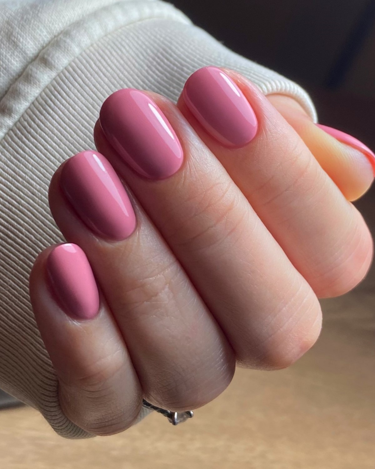 Рожевий манікюр на короткі нігті: ніжність, що омолоджує образ