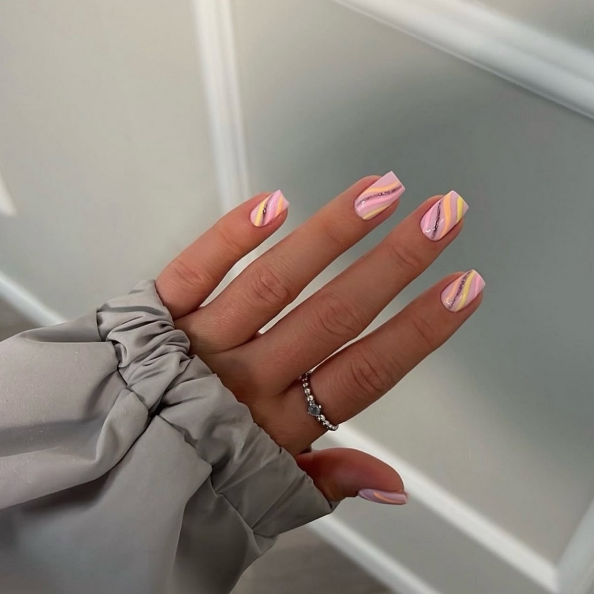 Рожевий манікюр на короткі нігті: ніжність, що омолоджує образ