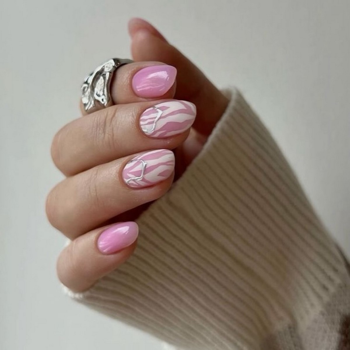 Рожевий манікюр на короткі нігті: ніжність, що омолоджує образ