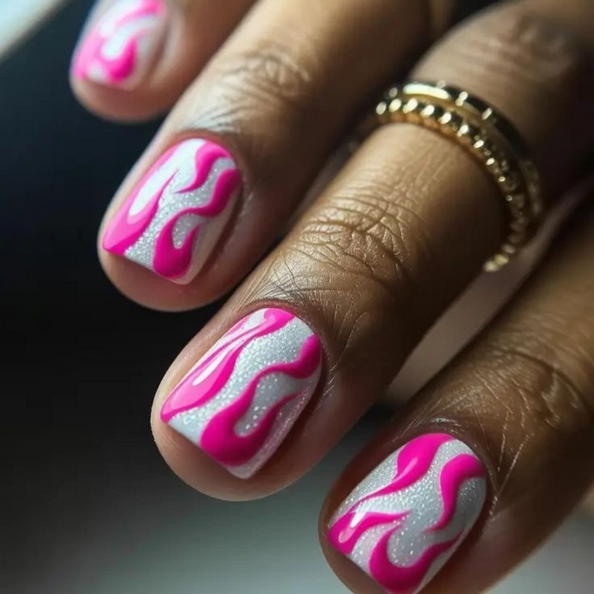 Рожевий манікюр на короткі нігті: ніжність, що омолоджує образ