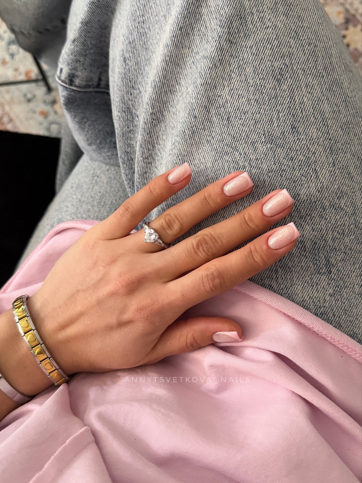 Рожевий манікюр на короткі нігті: ніжність, що омолоджує образ