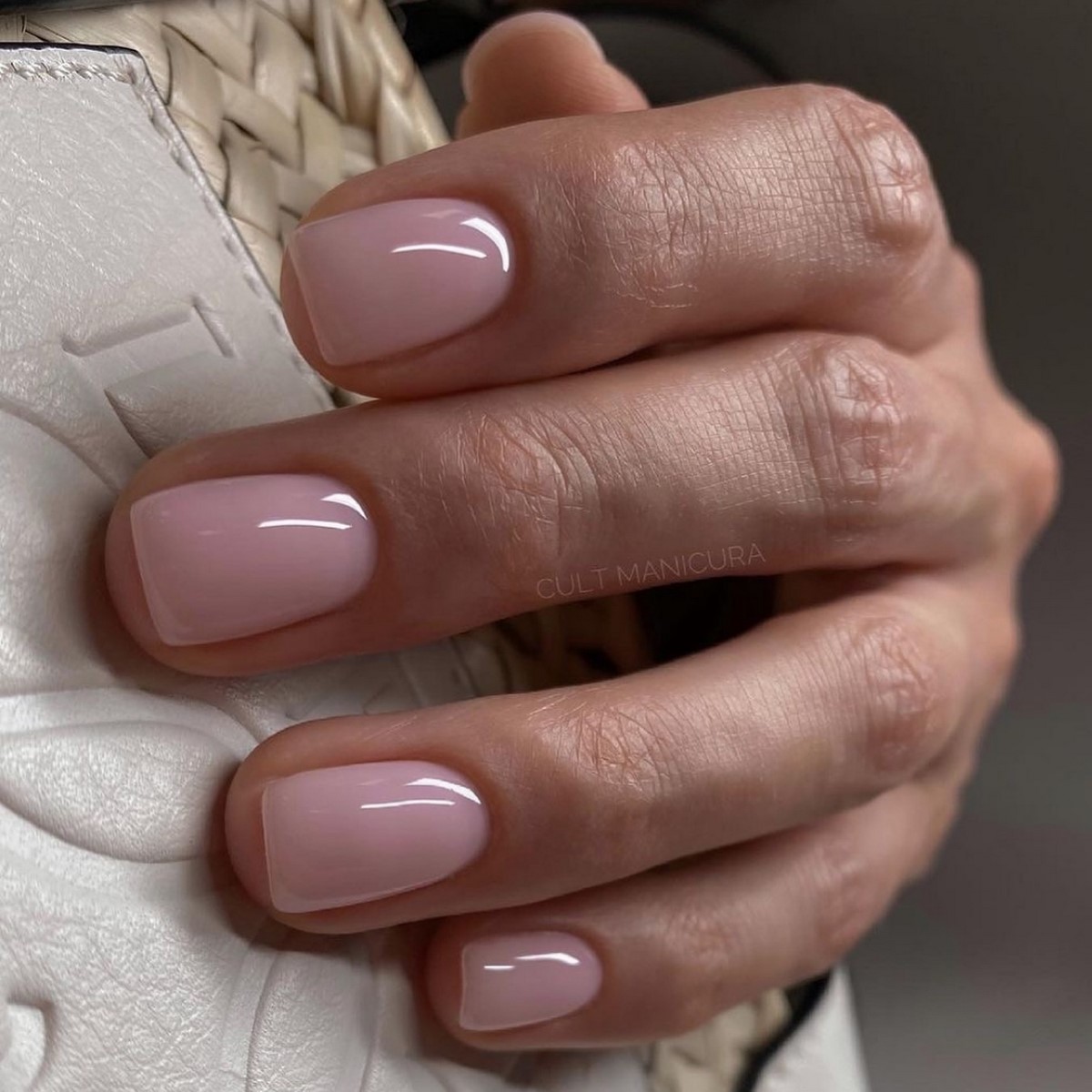 Рожевий манікюр на короткі нігті: ніжність, що омолоджує образ