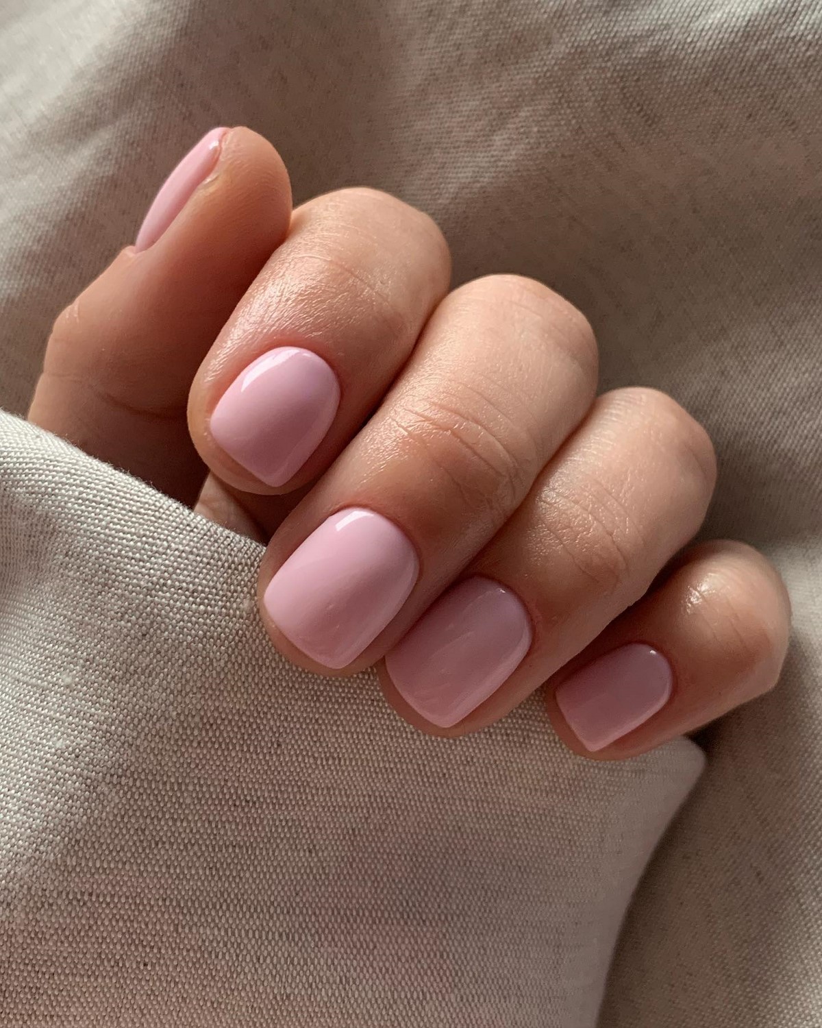 Рожевий манікюр на короткі нігті: ніжність, що омолоджує образ