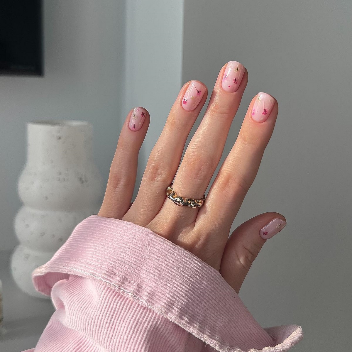 Рожевий манікюр на короткі нігті: ніжність, що омолоджує образ