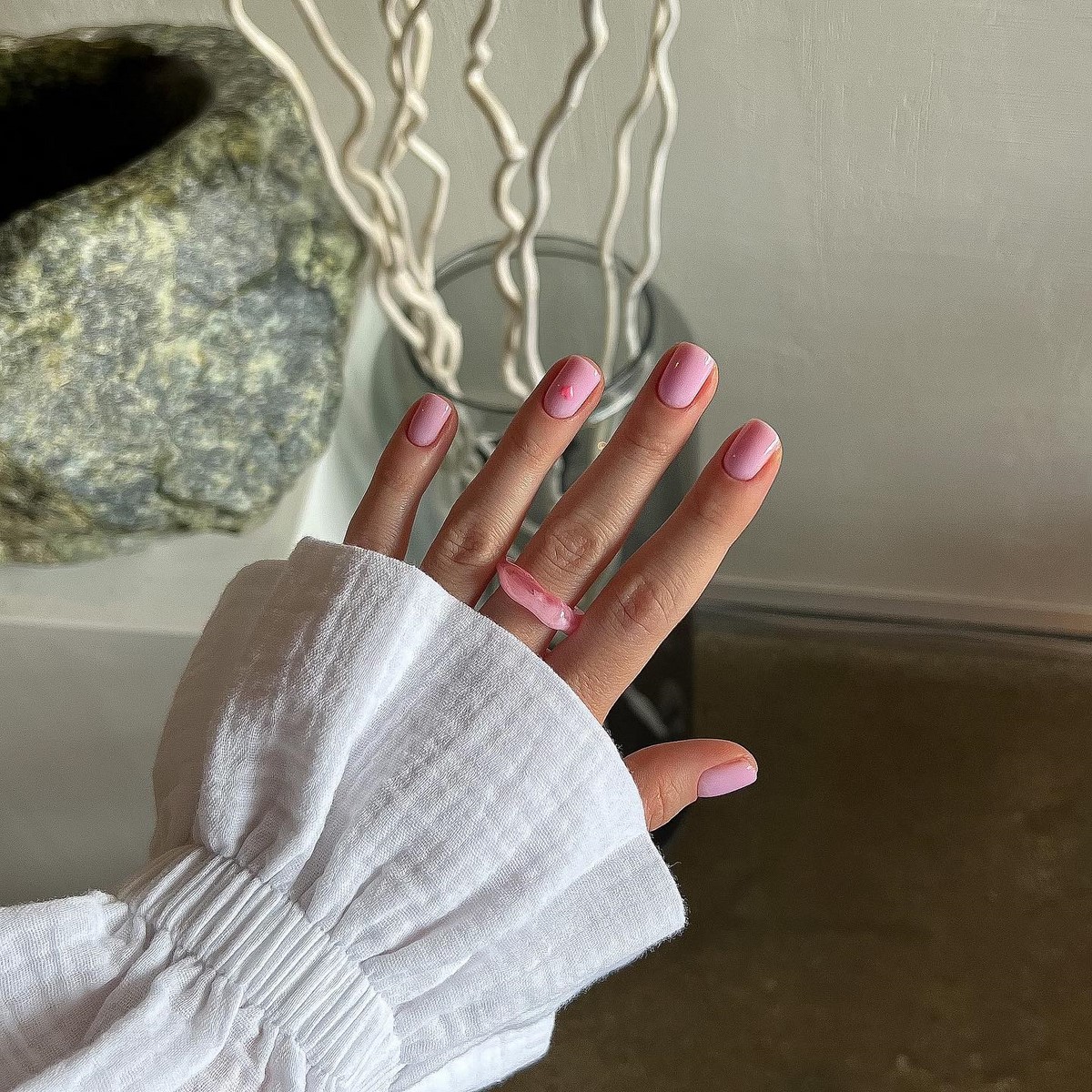 Рожевий манікюр на короткі нігті: ніжність, що омолоджує образ