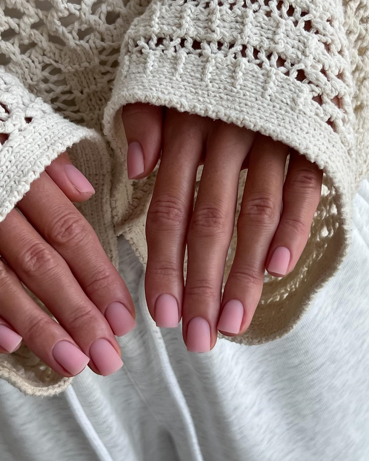 Рожевий манікюр на короткі нігті: ніжність, що омолоджує образ