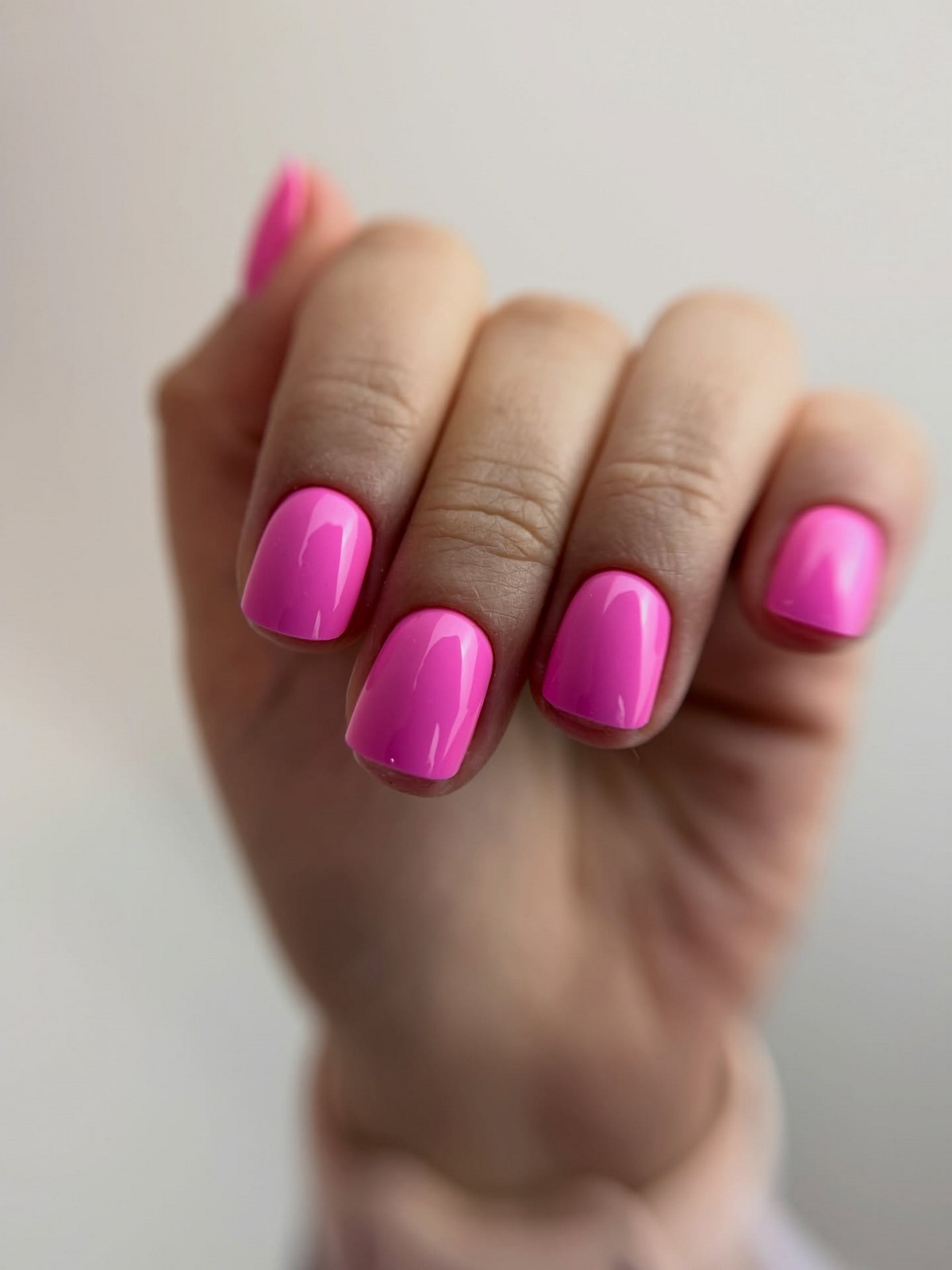 Рожевий манікюр на короткі нігті: ніжність, що омолоджує образ