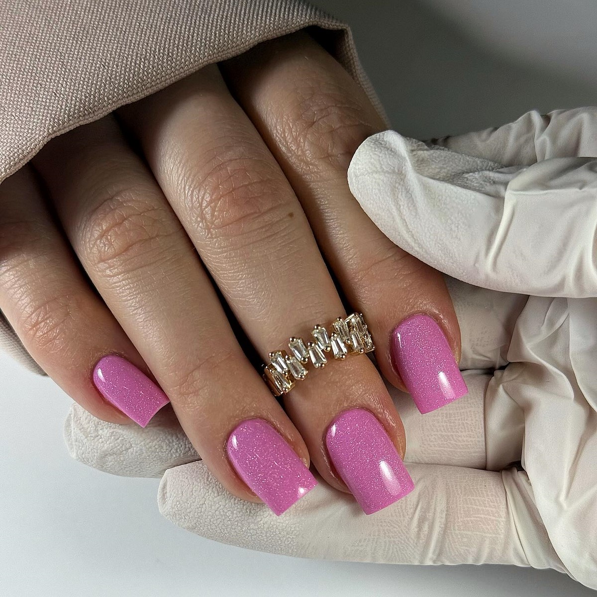 Рожевий манікюр на короткі нігті: ніжність, що омолоджує образ