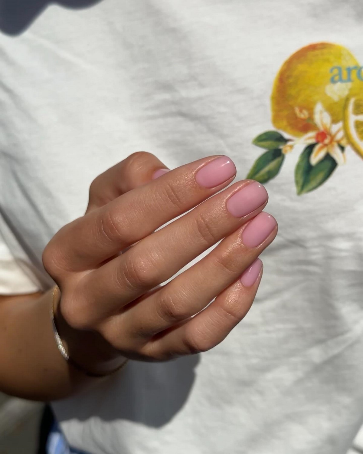 Рожевий манікюр на короткі нігті: ніжність, що омолоджує образ