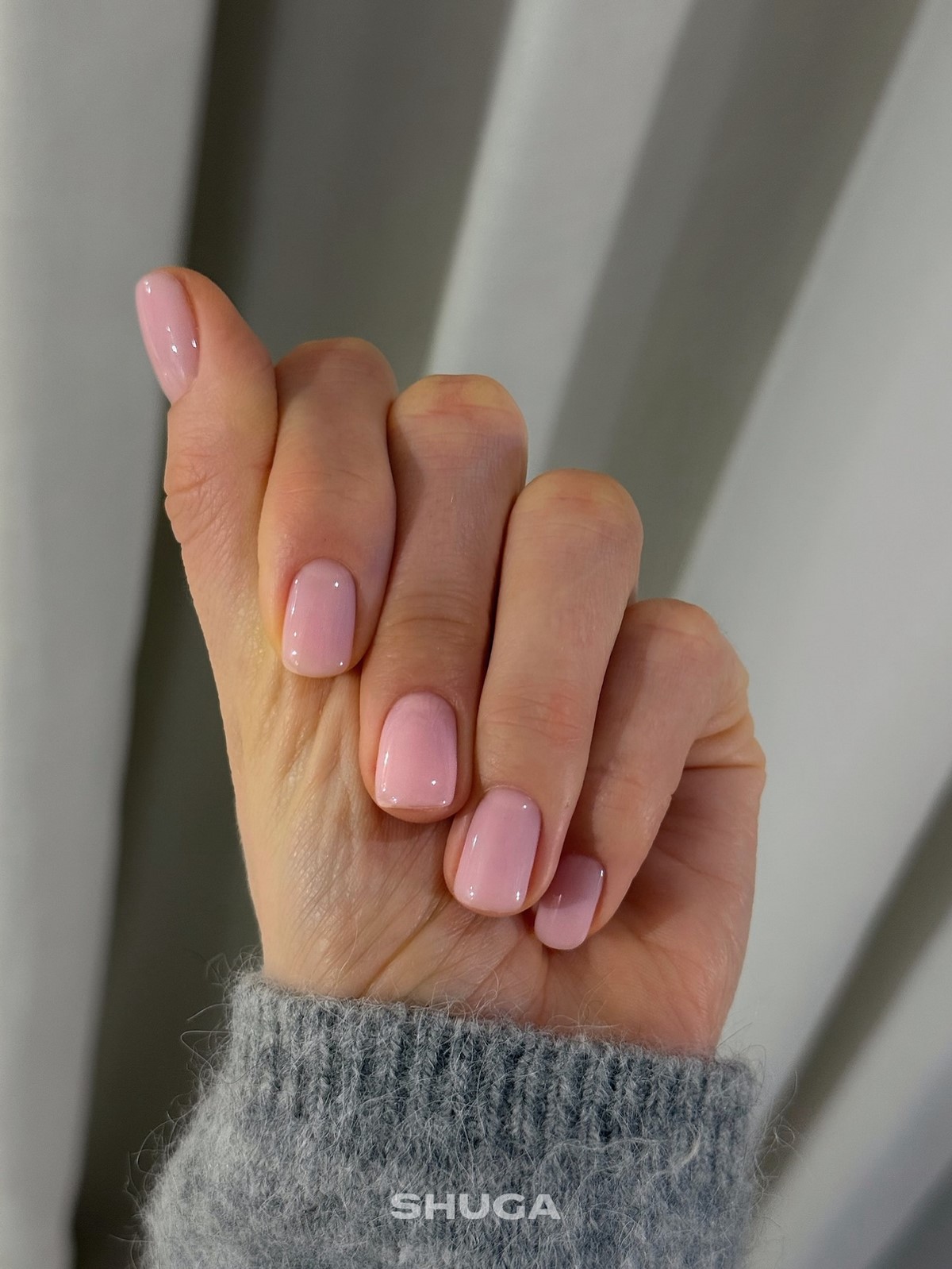Рожевий манікюр на короткі нігті: ніжність, що омолоджує образ