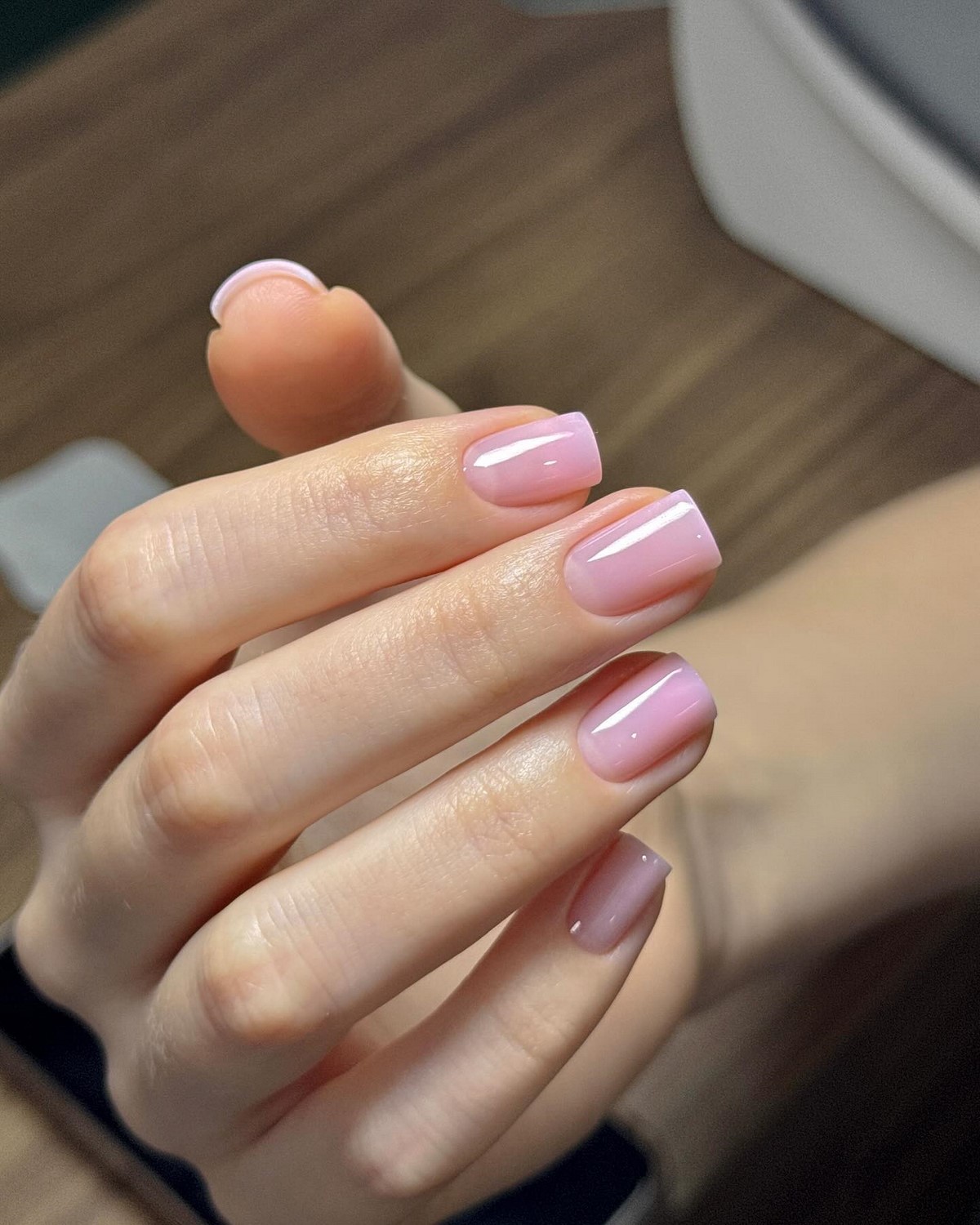 Рожевий манікюр на короткі нігті: ніжність, що омолоджує образ