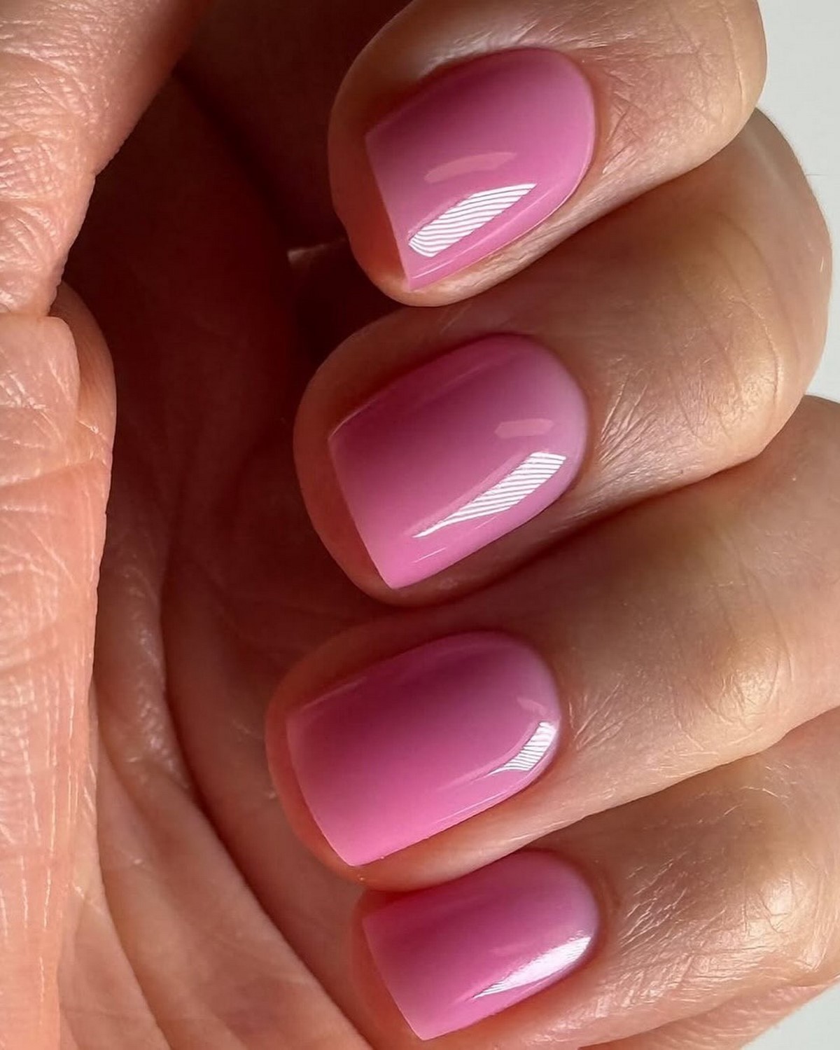 Рожевий манікюр на короткі нігті: ніжність, що омолоджує образ