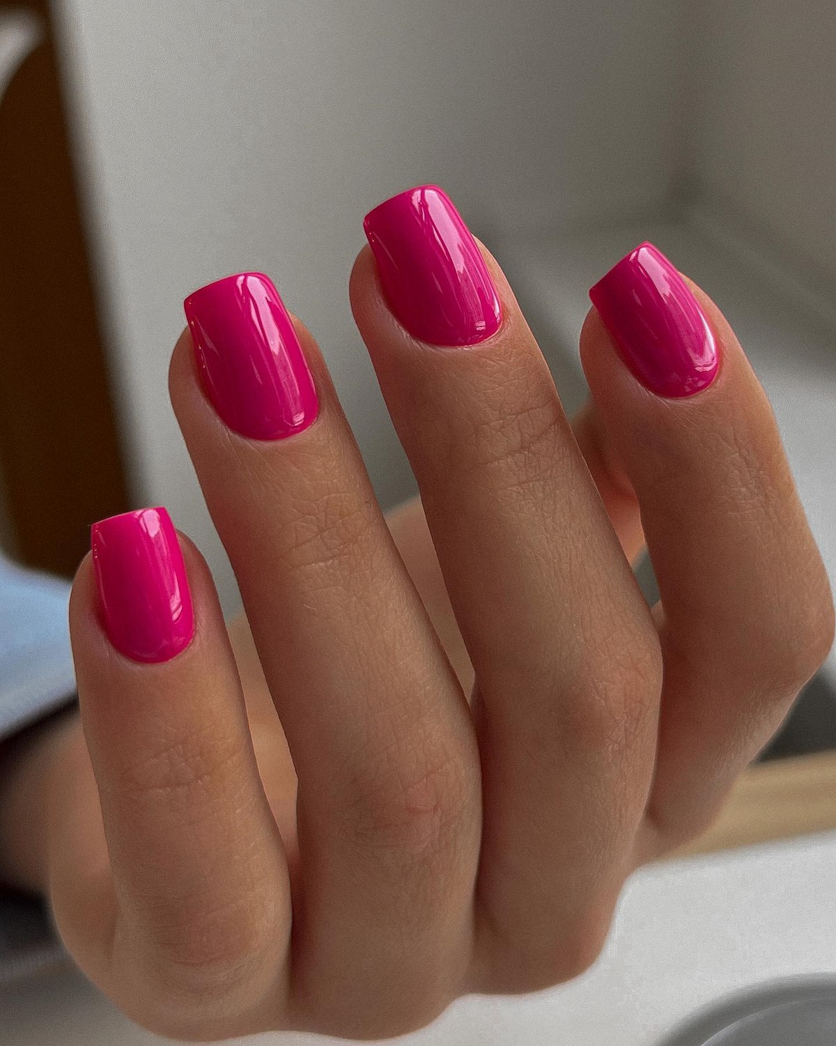 Рожевий манікюр на короткі нігті: ніжність, що омолоджує образ