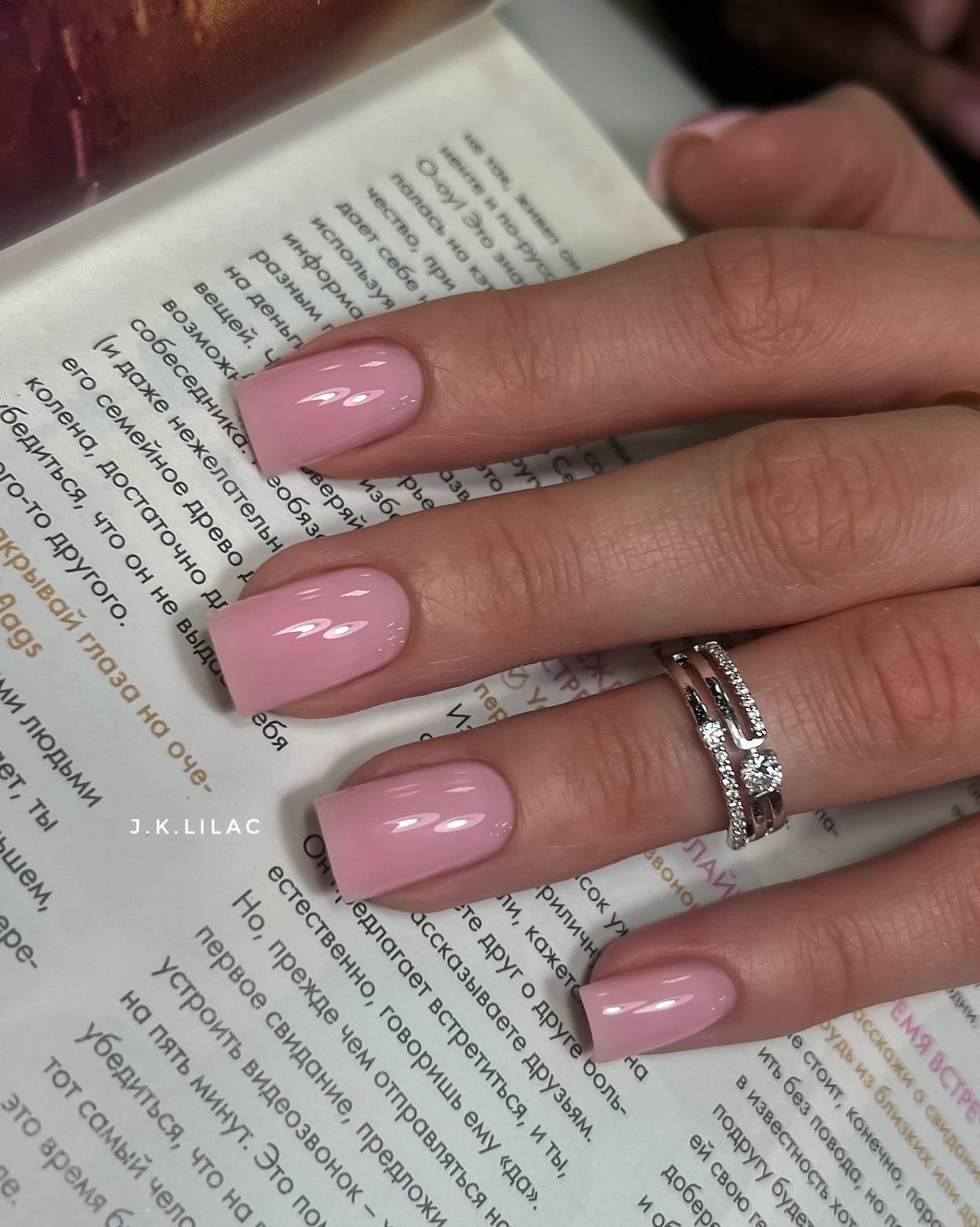 Рожевий манікюр на короткі нігті: ніжність, що омолоджує образ
