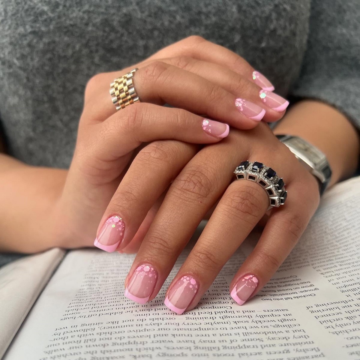 Рожевий манікюр на короткі нігті: ніжність, що омолоджує образ