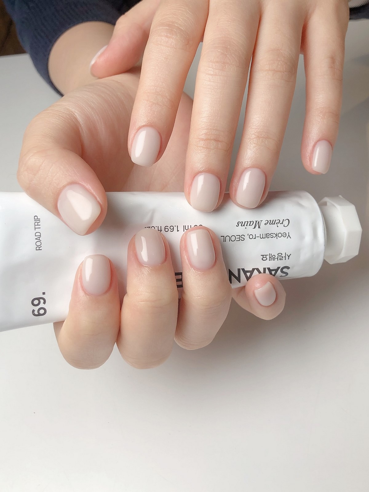 Світлий манікюр на короткі нігті весни: ніжні ідеї