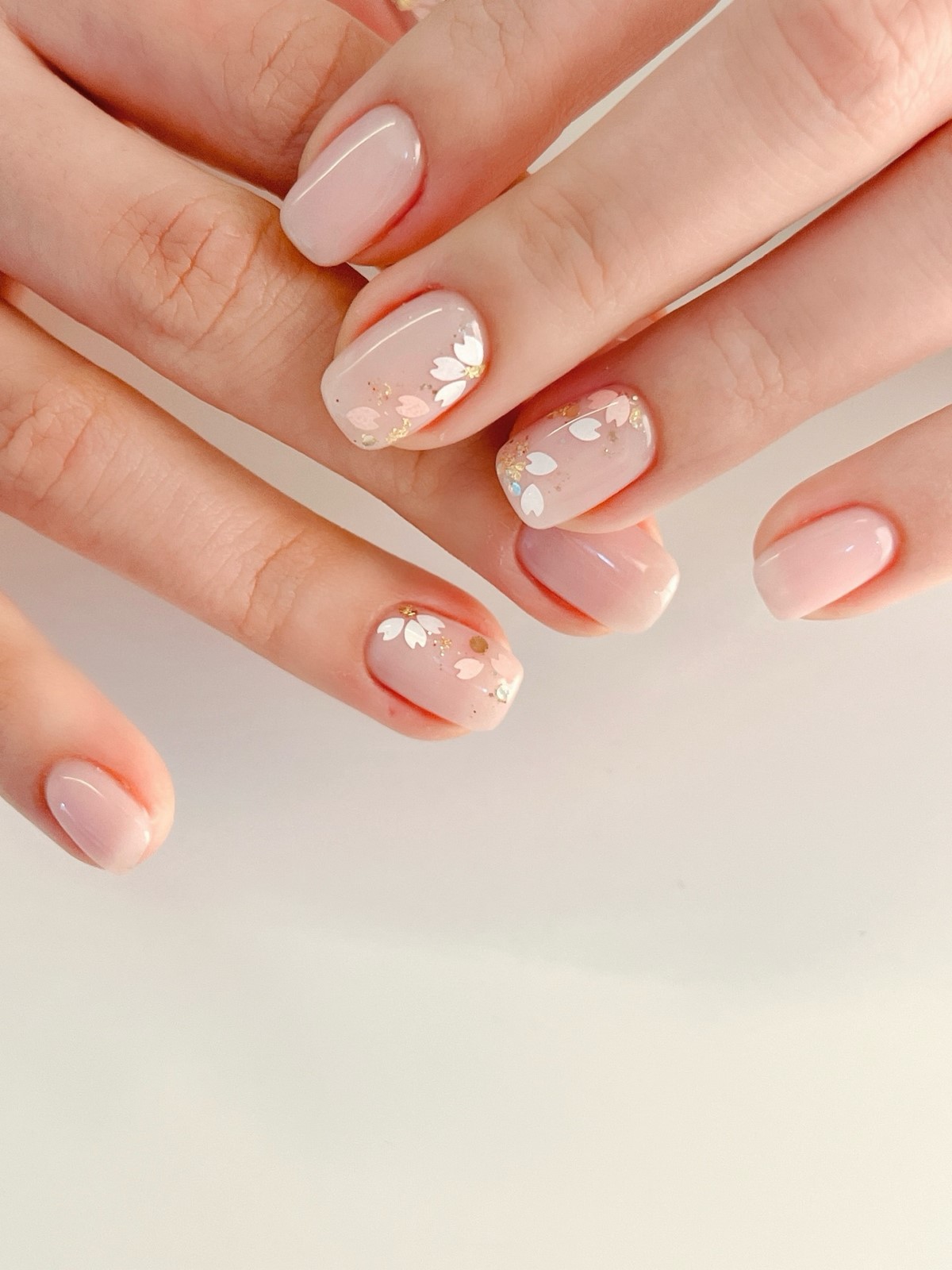 Світлий манікюр на короткі нігті весни: ніжні ідеї