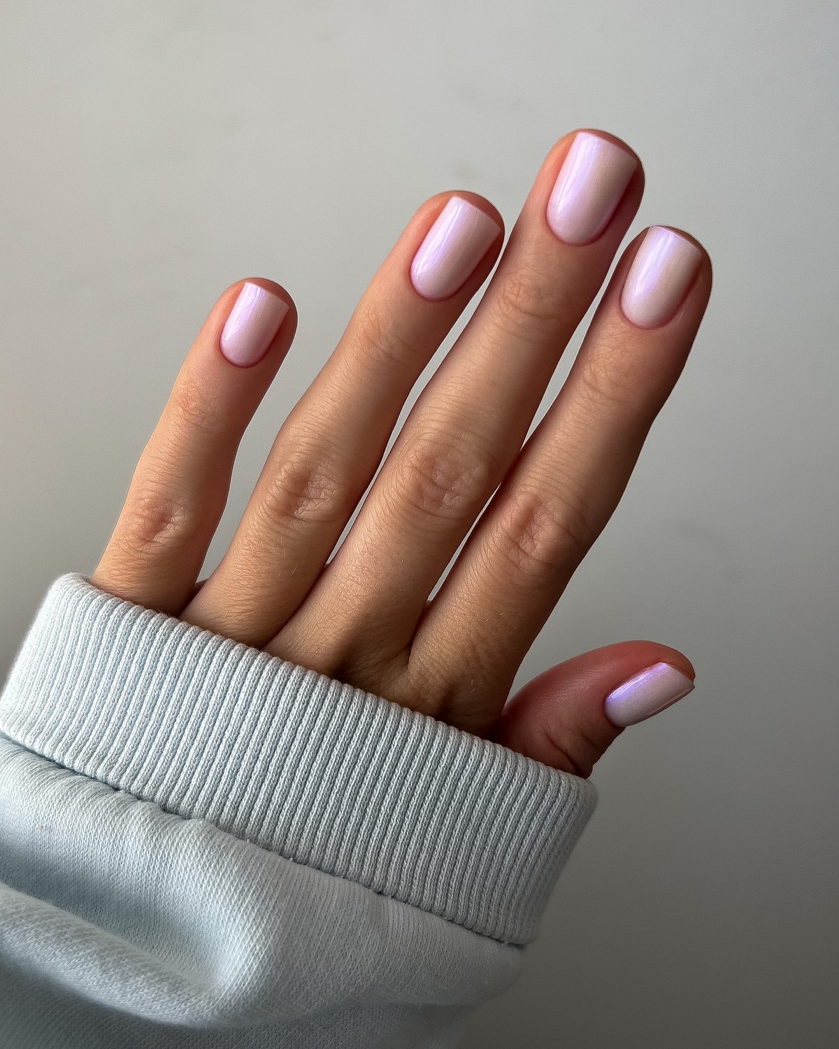 Світлий манікюр на короткі нігті весни: ніжні ідеї