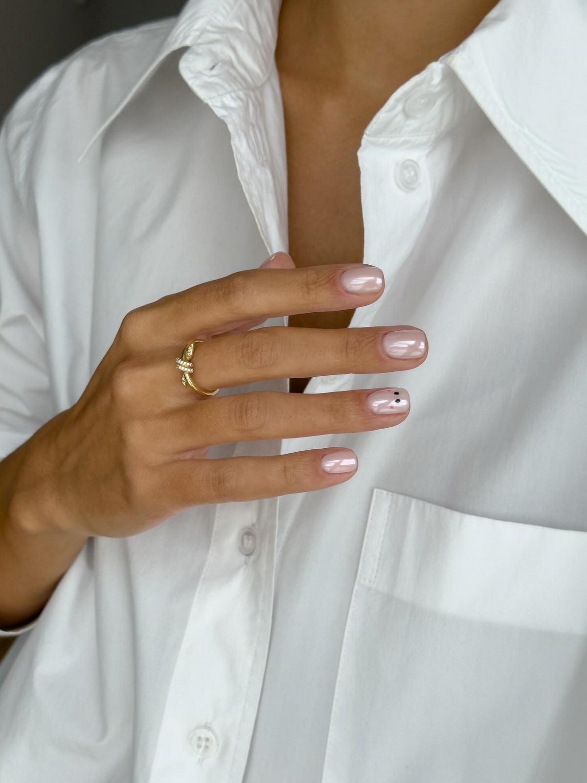 Світлий манікюр на короткі нігті весни: ніжні ідеї