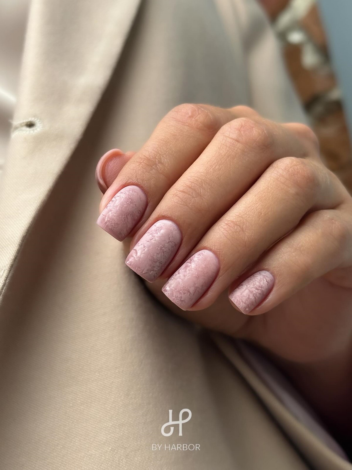 Який манікюр виглядає дорого, а який дешевить руки