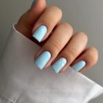 Fog blue — новий синій манікюр, який виглядає м’якше