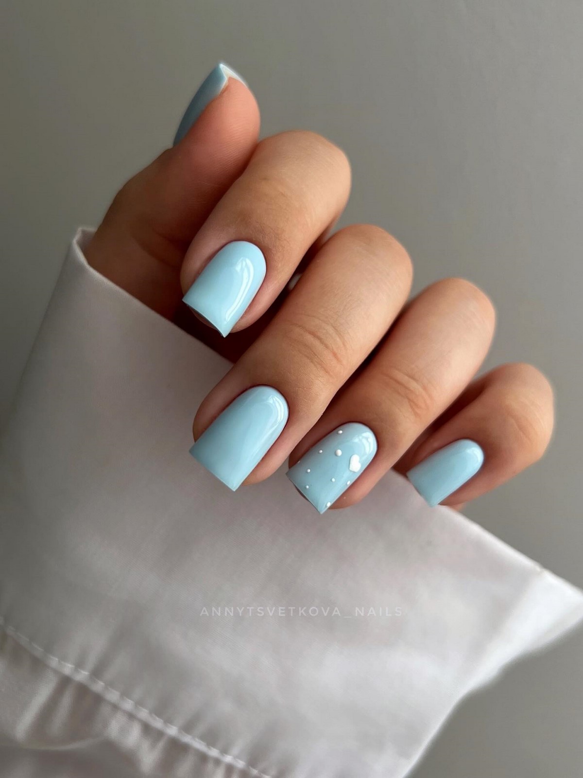 Fog blue — новий синій манікюр, який виглядає м’якше