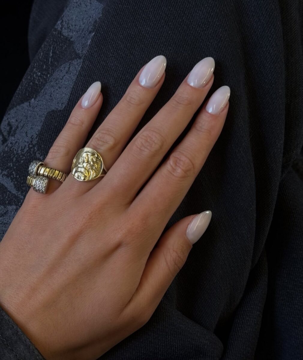 Манікюр квітня: колір, який витісняє беж і виглядає дорожче