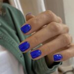 Манікюр квітня: синій, який виглядає дорожче за нюд