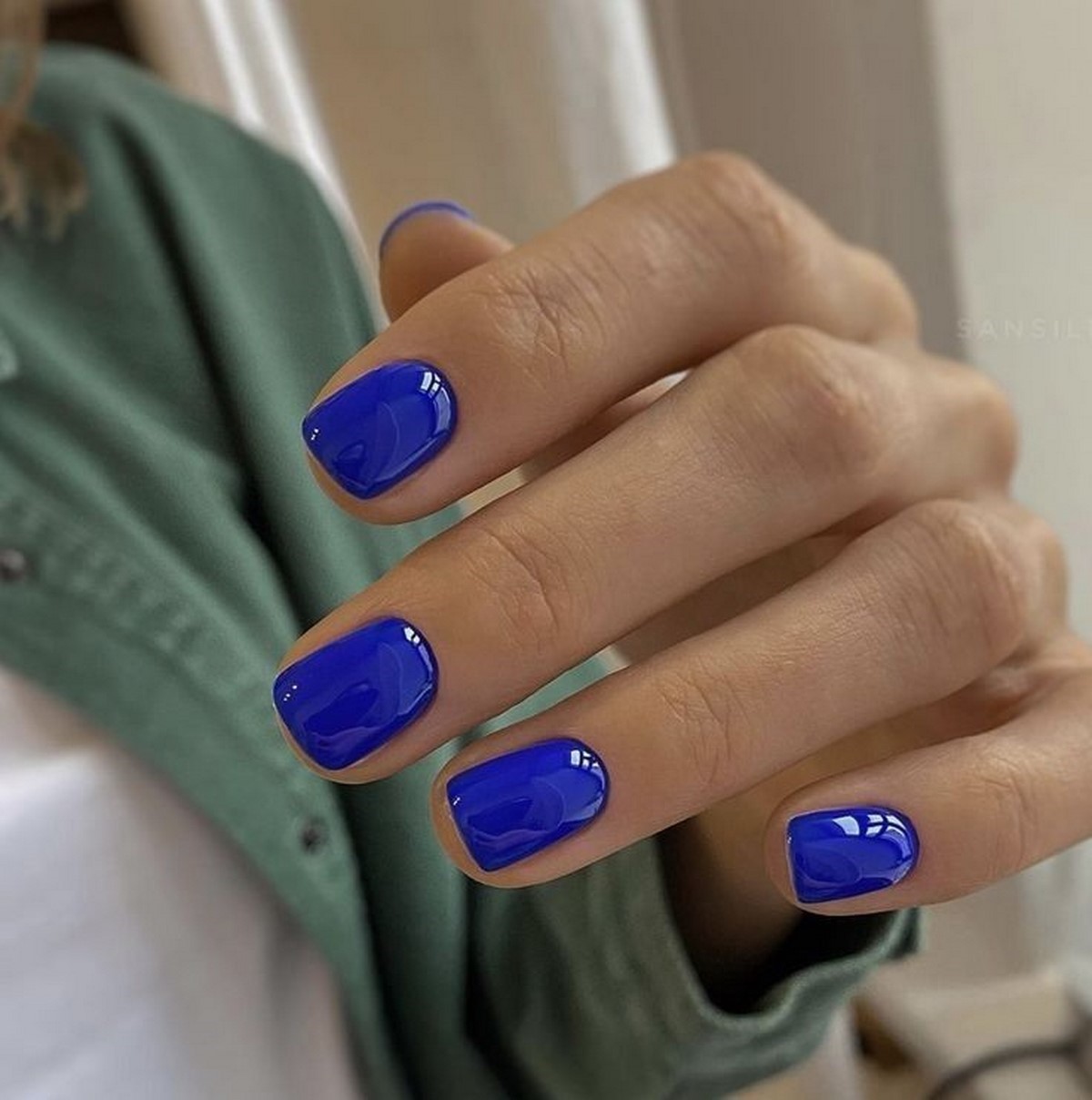 Манікюр квітня: синій, який виглядає дорожче за нюд