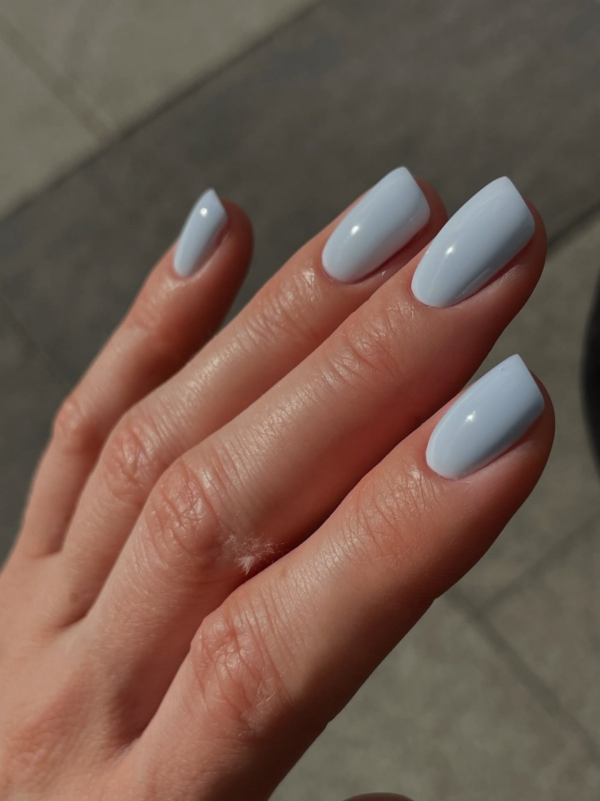 Fog blue — новий синій манікюр, який виглядає м’якше