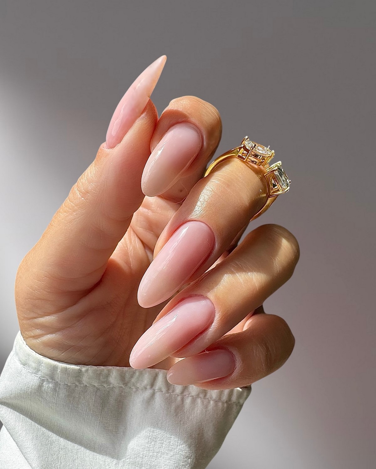 Манікюр квітня: колір, який витісняє беж і виглядає дорожче