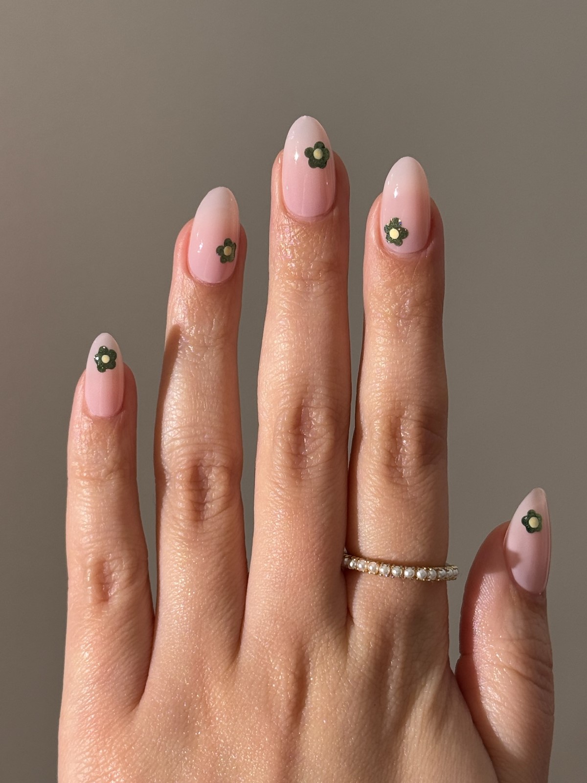 Простий манікюр з акцентом: новий тренд 2026